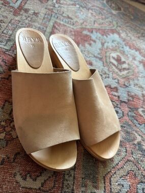 Bryr Jayne Beige Suede Open-Toe Slide Clogs